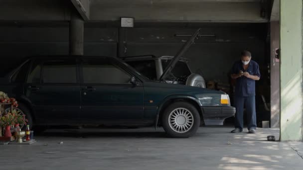 Auto Repair Shop Mechanic Standing Next Car Open Hood Wide — Stok video