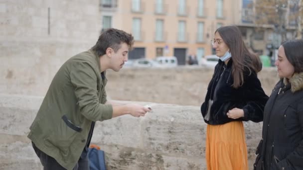 Magician Man Showing Street Magic Trick Cards Two Girl Enjoying — Video