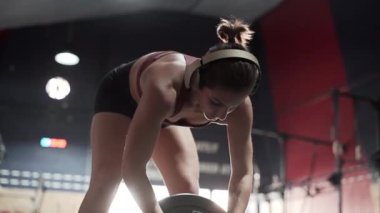 Woman resting between sets in weight lifting session - Horizontal video