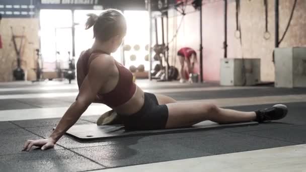 Female Athlete Post Workout Leg Stretches Position Horizontal Video — Αρχείο Βίντεο