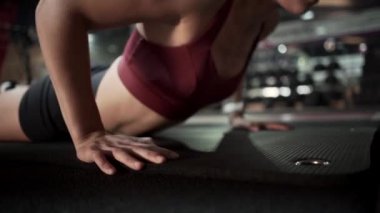 Strong athletic woman doing push ups at the gym in slow motion - Horizontal video