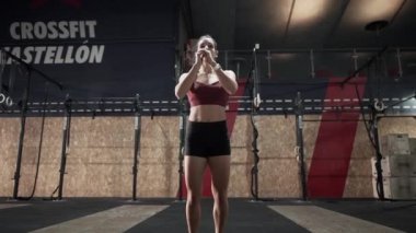 Athletic woman doing lunges in big crossfit gym - Horizontal video