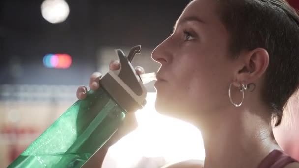 Close Sweaty Woman Drinking Water Work Out Session Gym Horizontal — Αρχείο Βίντεο