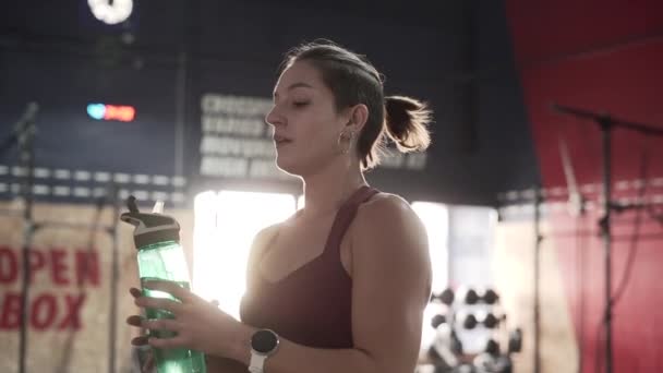 Сильная Испанская Женщина Пьет Тяжело Дышит После Тренировки Горизонтальное Видео — стоковое видео