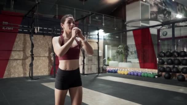 Motivated Athlete Doing Lunges Warm Training Horizontal Video — Stockvideo