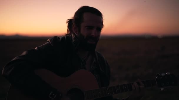 Nahaufnahme Eines Jungen Kaukasischen Gitarristen Der Leidenschaftlich Spanischen Sonnenuntergang Singt — Stockvideo