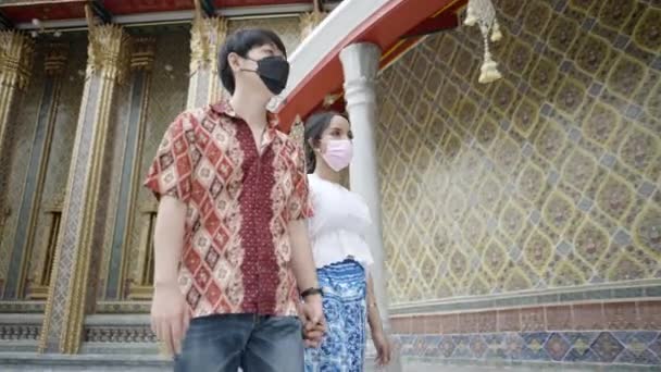 Lovely International Couple Protective Masks Travel Together Walking Chatting Wat — Stock Video