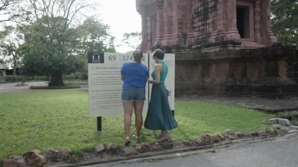 Two Female Tourists Reading Information Board Next Old Shrine Ancient — Vídeos de Stock