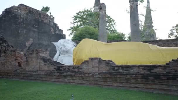 Lying Buddha Statues Draped Yellow Wat Yai Chai Mongkhon Ayutthaya — Stockvideo