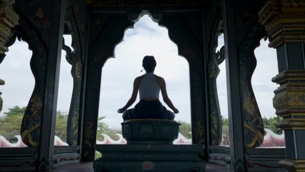 Woman Doing Yoga Meditation Pavilion Enlightened Ancient City Park Muang — Video