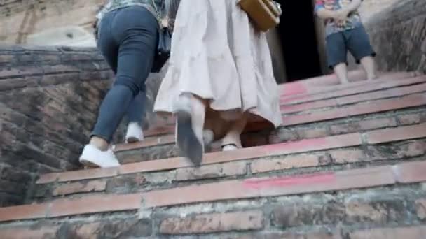 Ноги Двох Дівчат Піднімаються Цегляних Сходах Подорожуючи Храмі Ват Чай — стокове відео