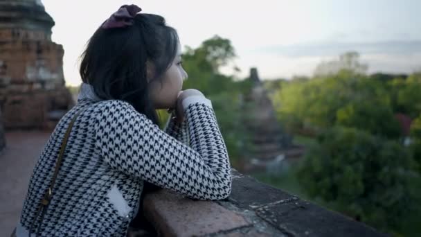 Young Teenage Thai Girl Enjoy Sunset View Wat Yai Chai — Video