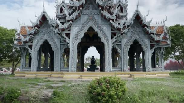 Woman Meditating Temple Bangkok Thailand Wide Shot Horizontal Video — Stockvideo