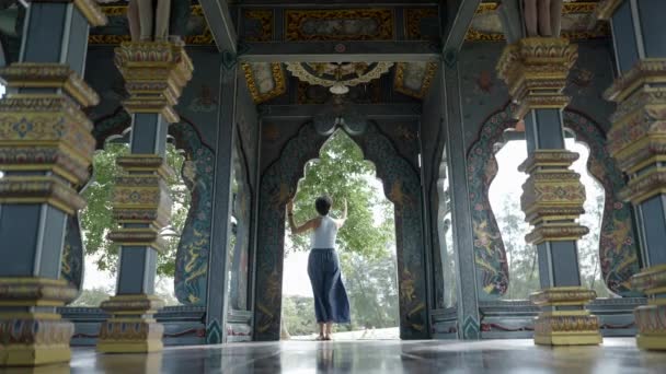 Woman Poses Photos Beautiful Intricately Designed Ancient Temple Thailand Medium — Vídeo de stock