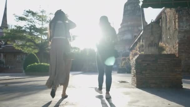 Silhouette Two Girls Tourists Traveling Wat Yai Chai Mongkhon Temple — Stock Video