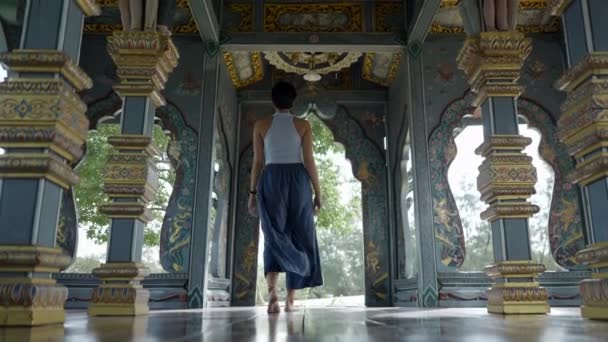 Girl Walking Beautiful Old Temple Bangkok Thailand Medium Shot Horizontal — Vídeos de Stock