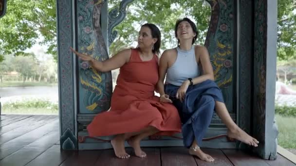 Women Sitting Decorated Pavilions Ancient City Museum Park Bangkok Thailand — Vídeo de Stock