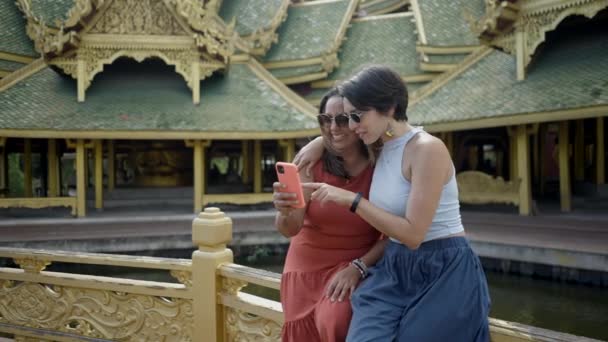 Happy Tourist Women Museum Park Ancient City Bangkok Thailand Medium — Vídeos de Stock