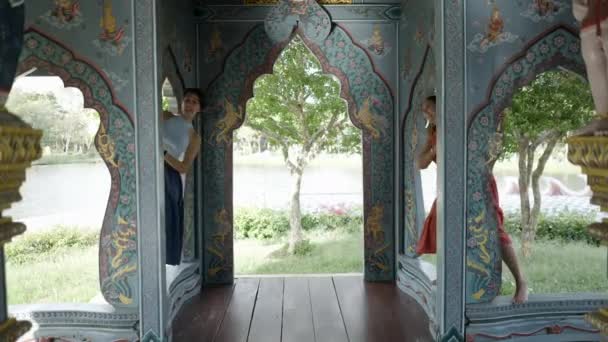 Lively Duo Peeking Structural Gazebo Outdoor Museum Thai Ban Mai — Video