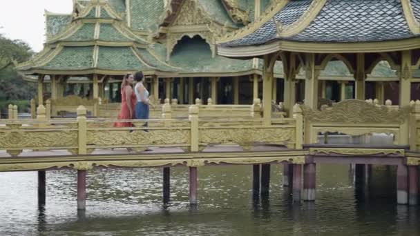 Two Women Walking Bridge Pavilion Ancient City Muang Boran Bangkok — Stockvideo
