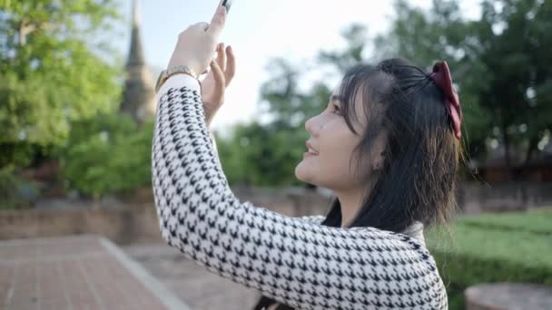 Asian Girl Takes Picture Phone Wat Yai Chai Mongkhon Temple — Stockvideo