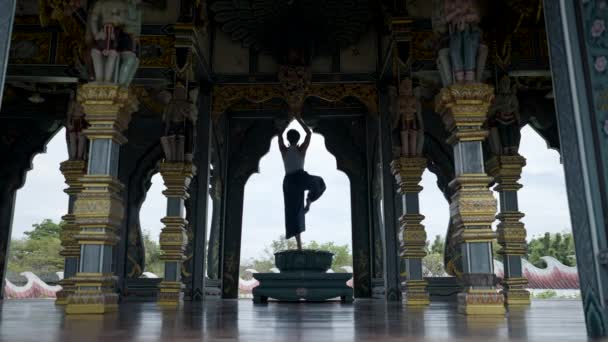 Woman Making Meditation Poses Beautiful Ancient Temple Bangkok Thailand Medium — Stockvideo