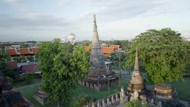Panoramic Shot Top Revealing Numerous Ancient Pagoda Buildings Wat Yai — Stock video