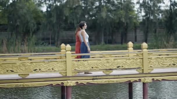 Female Tourists Strolling Bridge Ancient Siam Park Bangkok Thailand Pan — Vídeos de Stock