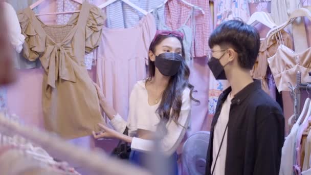 Couple Went Clothing Store Choosing Clothes Girl Taking Her Partners — Wideo stockowe