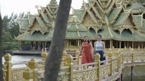 Women Walking Bridge Ancient City Muang Boran Bangkok Thailand Medium — Stock video