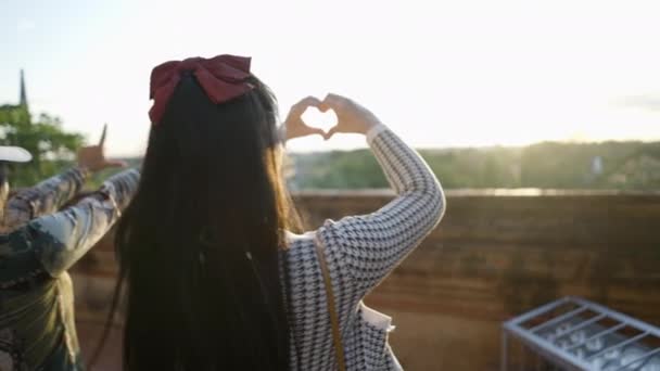 Two Thai Girl Enjoying Sunset Make Heart Shapes Hands Front — 비디오