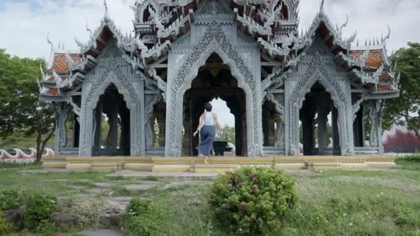 Woman Exploring Beautiful Structures Muang Boran Bangkok Thailand Wide Shot — Stockvideo