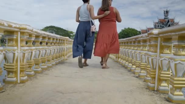 Two Women Tourists Relaxing Outdoors Walking Golden Bridge Ancient City — Vídeos de Stock