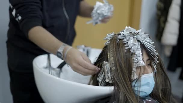 Close Young Colombian Getting Hair Foil Removed Hair Salon Slow — 图库视频影像