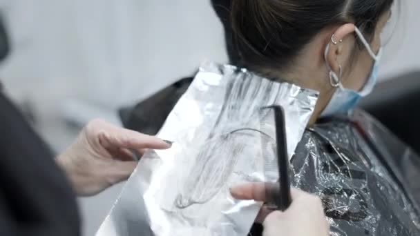 Hands Covering Bleach Hair Strand Foil Hair Salon Horizontal Video — Vídeo de Stock