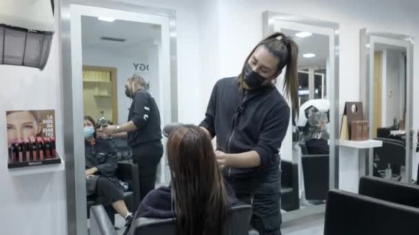 Colombian Girl Getting Hair Dried Male Hairdresser Horizontal Video — Stock videók
