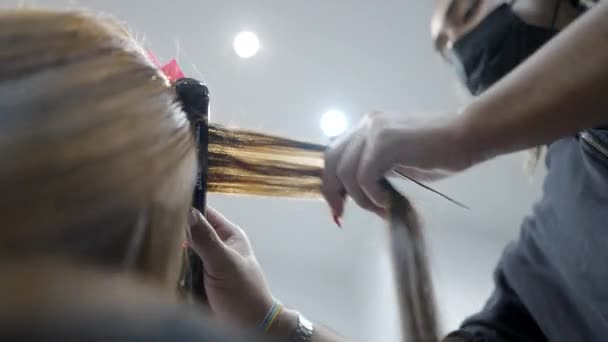 Male Hairdresser Using Comb Straighten Hair Horizontal Video — Stock videók