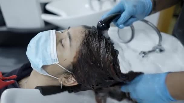 Male Hairdresser Washing Hair Dye Customers Hair Horizontal Video — Vídeo de stock