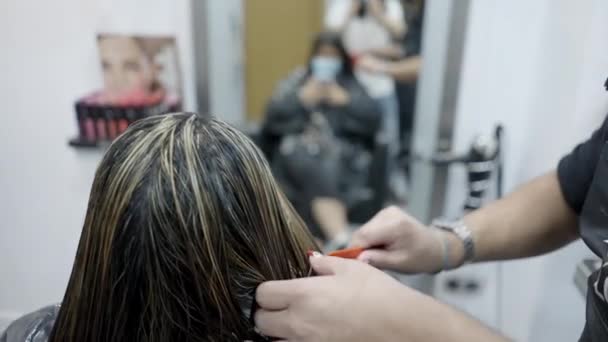 Male Hairdresser Untangling Customers Wet Hair Using Orange Comb Horizontal — ストック動画