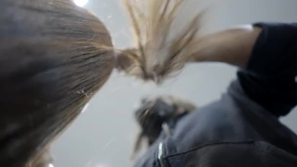 Low Angle Hairdresser Separating Long Hair Strands Horizontal Video — Vídeo de stock