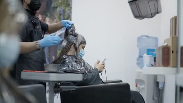 Gay Hair Stylist Dying Customers Hair Both Wearing Face Masks — Vídeo de Stock