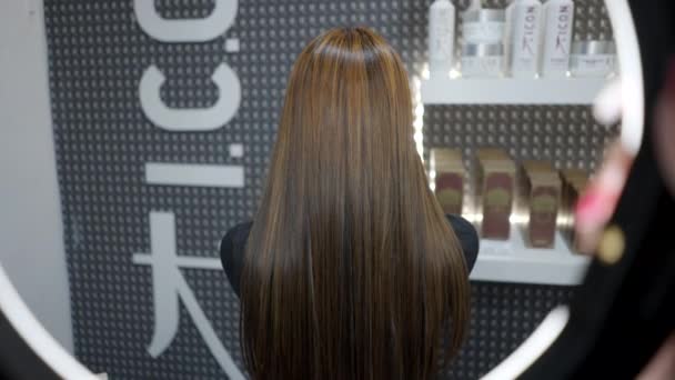 Girl Waving Her Hair Show Her Highlights Lighted Ring Light — Stockvideo