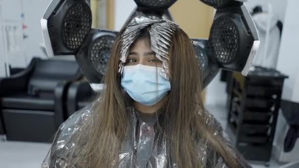 Young Hispanic Girl Having Fun Hair Salon Thermal Activator Horizontal — Stockvideo