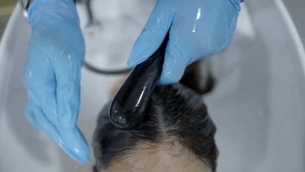 Hands Male Hairdresser Washing Hair Dye Customers Hair Close Shot — ストック動画