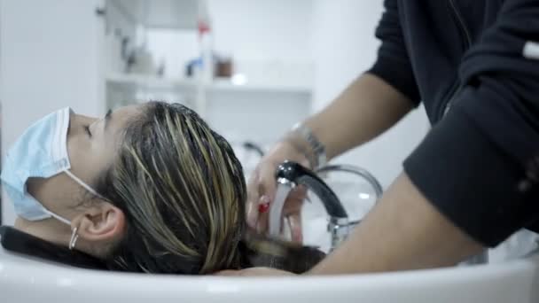 Hispanic Girl Getting Hair Washed Male Hairdresser Shampoo Chair Horizontal — Vídeo de stock