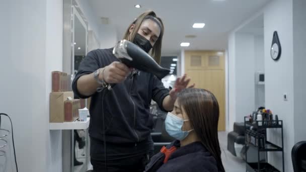 Skilled Hair Stylist Customer Salon Coronavirus Outbreak Wearing Face Masks — Video