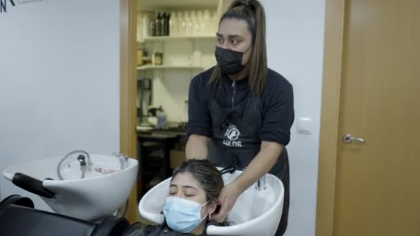 Латиноамериканец Гей Парикмахер Раскладывает Свежие Волосы Клиентов Салоне Горизонтальное Видео — стоковое видео