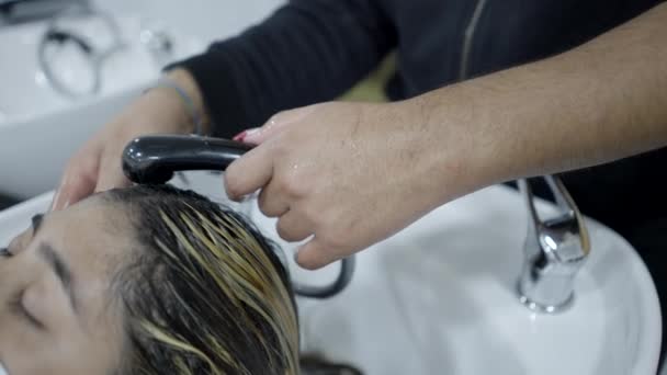 Male Hairdresser Washing Customers Hair Slow Motion Horizontal Video — Wideo stockowe