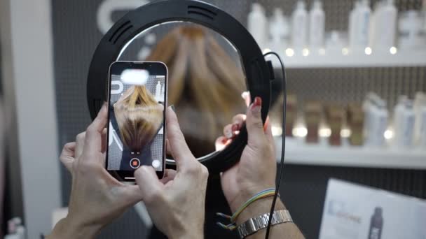 Hairdresser Using Ring Light Record Final Result Highlights Social Media — ストック動画