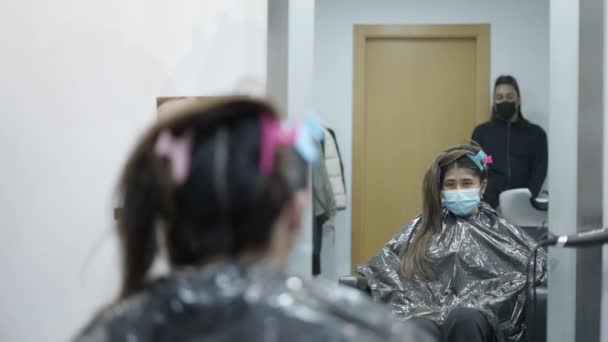 Hairdresser Talking Customer Hair Salon Wearing Face Masks Horizontal Video — Stock videók